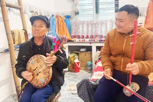 Nghệ nhân Váng Vần Séng (trái) chơi đàn lìn xìn.