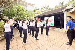 Học sinh đến tham quan Di tích Nhà lưu niệm thời niên thiếu Bác Hồ tại 158 Mai Thúc Loan, phường Phú Xuân (TP Huế).