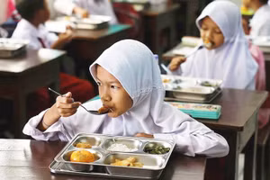 Chương trình bữa ăn miễn phí sẽ được cắt giảm do giá nhiên liệu tăng cao. Ảnh: THE STRAIT TIMES