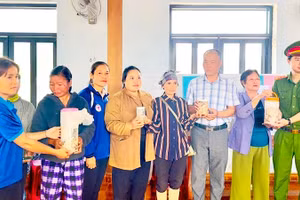 Người dân chủ động giao nộp cá ủ chua không bảo đảm vệ sinh cho chính quyền.