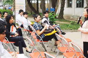 Chuyên gia y tế tư vấn cho học sinh và phụ huynh về sức khỏe mùa thi. Ảnh: NAM NGUYỄN