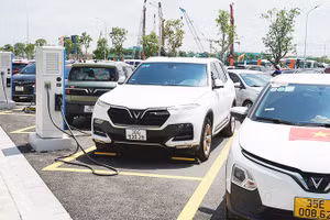 Các trạm sạc xe điện đã được lắp đặt tại một bãi xe. Ảnh: NAM ANH