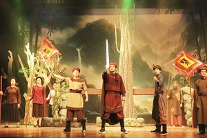 Cảnh đón nhận gươm thiêng.