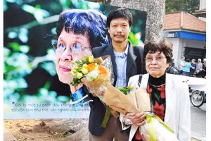 Đạo diễn Trần Việt Văn và mẹ - PGS, TS Lê Thị Đức Hạnh.