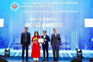 Đại diện MedCAT nhận giải Vàng Giải thưởng Số ASEAN 2026. Ảnh: THỦY LINH