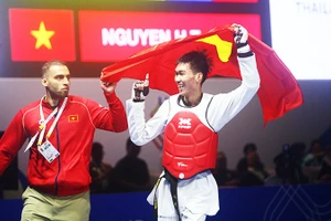 Huy chương vàng lịch sử của Nguyễn Hồng Trọng (54 kg nam).