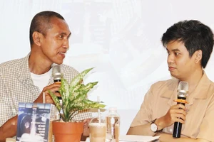 Nhà văn Nguyễn Ngọc Thuần (bên trái) tại chương trình ra mắt sách.