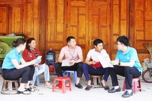 Cán bộ ngành BHXH vận động người tham gia BHXH tự nguyện.