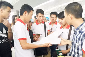 Người lao động làm thủ tục xuất cảnh tại sân bay.