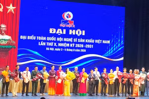 Ban Chấp hành khóa X ra mắt đại hội.