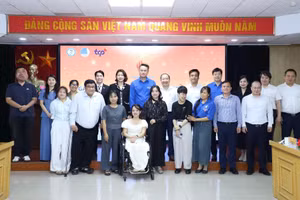 Các đại biểu chụp ảnh cùng thanh niên khuyết tật tiêu biểu tại lễ ra mắt chương trình "Tỏa sáng Nghị lực Việt" năm 2026. Ảnh: ĐĂNG HẢI