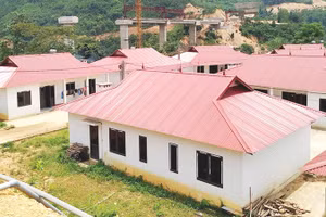 Một góc thôn Tà Han nằm phía dưới dự án cầu Tà Han trên đường mở mới từ Nam Cường sang tỉnh Tuyên Quang. Ảnh: TÙNG VÂN