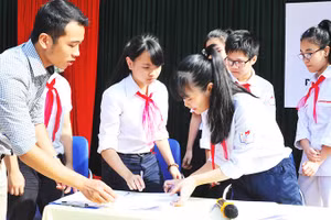 Các em học sinh ký cam kết phòng chống tệ nạn xã hội trong trường học. Ảnh: NAM HẢI