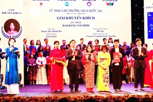 Nhà biên kịch Phạm Thanh Hà (giữa) nhận Giải sách Quốc gia năm 2024.