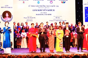 Nhà biên kịch Phạm Thanh Hà (giữa) nhận Giải sách Quốc gia năm 2024.