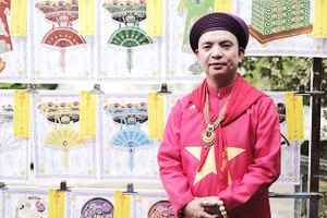 Ông Hoàng Xuân Mai và một dàn mã tranh.