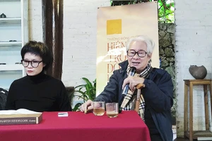 Dịch giả Bùi Văn Nam Sơn tại sự kiện với chủ đề "Hiện sinh trong đời sống hiện đại".