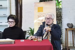 Dịch giả Bùi Văn Nam Sơn tại sự kiện với chủ đề "Hiện sinh trong đời sống hiện đại".