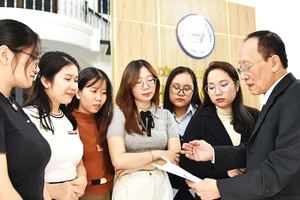 Trao đổi công việc hằng tuần với các luật sư trẻ, Luật sư Võ Văn Thêm nhắc nhở: “Một luật sư giỏi không chỉ thông thạo luật pháp, mà phải biết lắng nghe tiếng lòng của con người”.Ảnh: GIẢN THANH SƠN