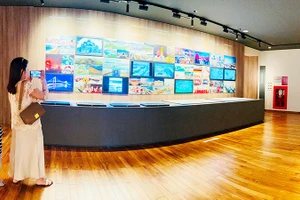 Du khách trải nghiệm không gian trưng bày tại Bảo tàng Đà Nẵng.