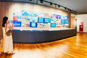 Du khách trải nghiệm không gian trưng bày tại Bảo tàng Đà Nẵng.