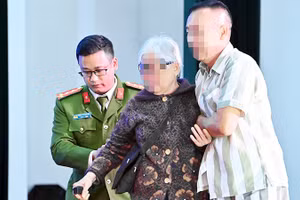 Phạm nhân T.T.T. chạy lại đỡ mẹ già trên sân khấu chương trình.