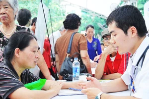 Người tham gia bảo hiểm xã hội sẽ yên tâm khi khám, chữa bệnh. Ảnh: BẮC SƠN