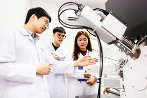 PGS, TS Nguyễn Viết Hương (bên trái) hướng dẫn sinh viên trong phòng thí nghiệm.