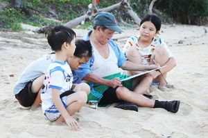 Nhờ đôi bàn tay của ông Đức, bệnh nhân phong thoải mái hơn với những đôi giày, dép phù hợp.