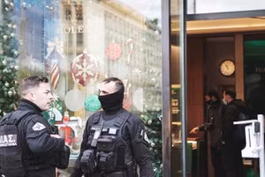 Cảnh sát Hy Lạp tại hiện trường vụ án. Ảnh: AP