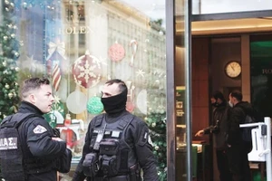 Cảnh sát Hy Lạp tại hiện trường vụ án. Ảnh: AP