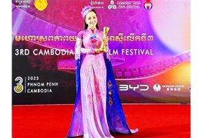 Đạo diễn kiêm nhà sản xuất Mai Thu Huyền nhận giải “Âm nhạc xuất sắc” cho phim “Đóa hoa mong manh”.