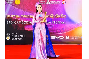 Đạo diễn kiêm nhà sản xuất Mai Thu Huyền nhận giải “Âm nhạc xuất sắc” cho phim “Đóa hoa mong manh”.