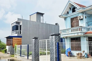 Ngôi nhà hai tầng khang trang (bên trái) xây "nhầm" trên đất hàng xóm tại xã Thiên Hương, TP Hải Phòng.