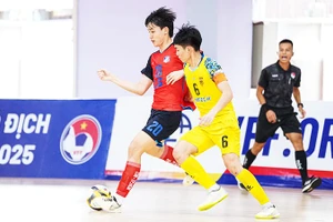 U20 Thái Sơn Nam TP Hồ Chí Minh (áo đỏ) và U20 Sài Gòn Titans trong trận đấu có biểu hiện tiêu cực.