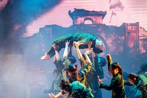 Học sinh dùng vũ đạo kể chuyện chiến tranh