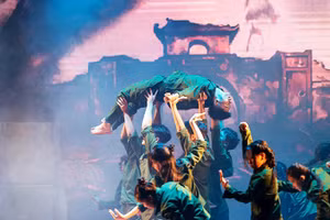 Học sinh dùng vũ đạo kể chuyện chiến tranh