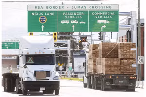 Hàng hóa lưu thông giữa biên giới Mỹ và Canada. Ảnh: POSTMDIA