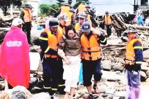 Công an tỉnh Lai Châu cứu hộ, đưa người dân thoát vùng lũ đến nơi an toàn.