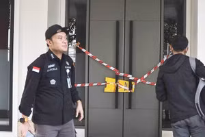 Lực lượng chức năng khám nhà riêng của ông Riza Chalid. Ảnh: ANTARA