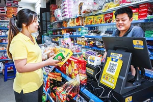 Các hộ kinh doanh buôn bán tạp hóa cũng đã từng bước chuyển đổi số.