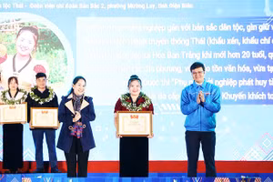 Lò Chúc Chi nhận bằng khen của Trung ương Đoàn TNCS Hồ Chí Minh về khởi nghiệp năm 2025.