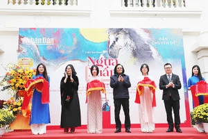 Các đại biểu cắt băng khai mạc triển lãm "Ngựa Xuân". Ảnh: KHIẾU MINH