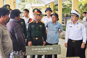 Đoàn công tác của Bộ Quốc phòng thăm khu hậu cần nghề cá trên đảo Đá Tây A.