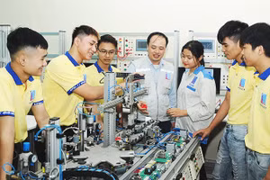 Cần đào tạo nguồn lao động trẻ chất lượng cao để tận dụng lợi thế. Ảnh: NAM HẢI