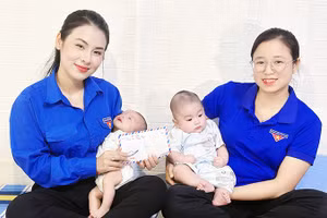 Bảo Châu (bên trái), tham gia hỗ trợ sản phụ và trẻ sơ sinh tại Nhà tạm lánh Tâm An.