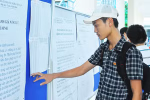 Thí sinh tham gia kỳ thi đánh giá năng lực của Đại học Quốc Gia Hà Nội. Ảnh: SONG ANH