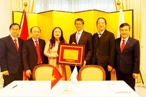 Đại diện Sở Giáo dục và Đào tạo Quảng Trị trao tặng quà lưu niệm tới Đại sứ Ito Naoki.