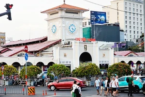 Du khách tham quan các tuyến phố tại Thành phố Hồ Chí Minh. Ảnh: NAM HẢI
