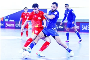 Pha bóng trong trận tuyển futsal Việt Nam gặp Kuwait.